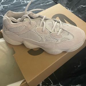 Selling a brand new out the box never worn 8.5 Yeezy’s.